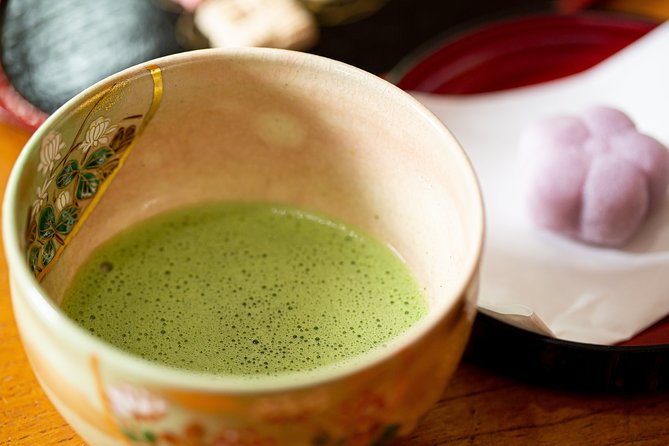 Tea ceremony experience with simple kimono in Okinawa - The gold folding screen photo and final moment