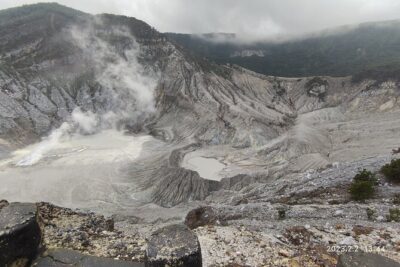 Volcano, Hot Spring, Tea Factory, rice fields and Coffee Tour - Tangkuban Perahu: watching sulfur fumes from an active volcano